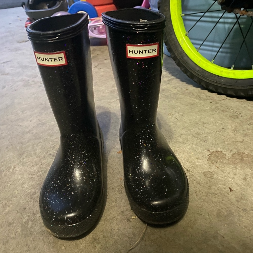Black glitter girls Hunter rain boots.